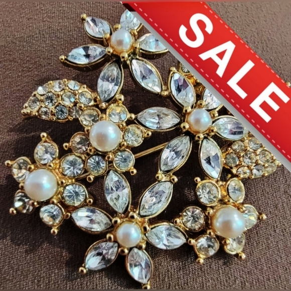 #Vintage #Monet 1.5" Gold-Tone Floral Brooch Pearls Rhinestones Excellent Cond - Picture 1 of 4